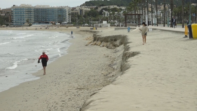 El temporal s&#039;emporta part de la platja de La Pineda