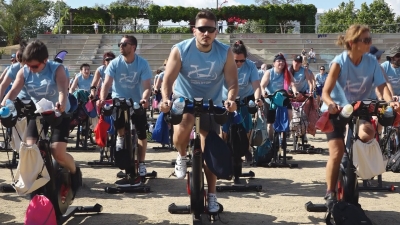 Més de 200 ciclistes pedalen contra les lesions medul·lars al parc Francolí