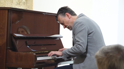 Ramon Gener sedueix Vila-seca amb la història del seu piano
