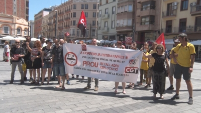 Una vintena de treballadors de Correus es manifesten contra les retallades de personal