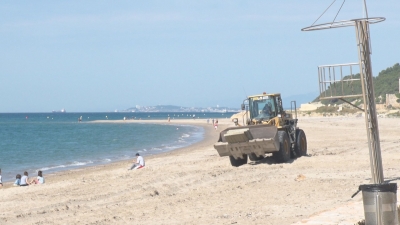 Altafulla inicia els treballs per posar a punt les platges