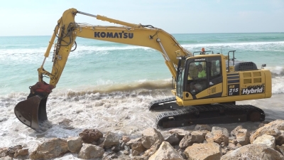 Retiren roques i blocs de ciment de la platja d&#039;Altafulla