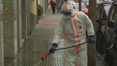 Valls desinfecta l&#039;entorn de la residència Ballús i dels espais més concorreguts