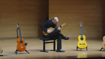 Xavier Coll condueix l&#039;Auditori Josep Carreras per cinc segles de guitarra