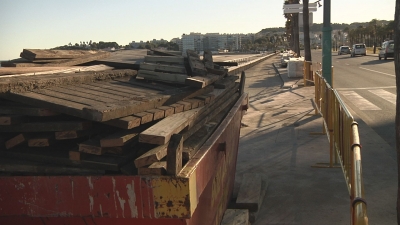 Retiren les làmines de fusta del passeig Pau Casals de La Pineda