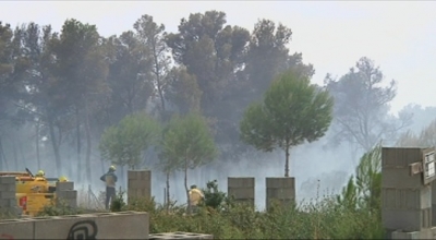Un incendi a Cabra del Camp obliga a desallotjar 15 veïns i crema 6 hectàrees