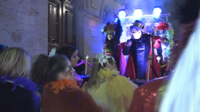 Unes 300 persones participen a la rua de Carnaval a Valls