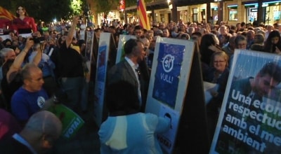 Valls surt al carrer per rebutjar les actuacions policials d&#039;avui