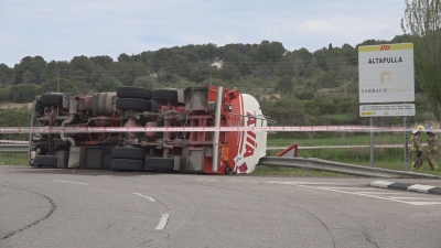 Bolca un camió carregat de benzina entre Altafulla i Torredembarra
