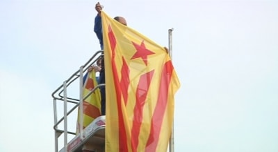El Sant Jordi a Altafulla comença amb la hissada de l&#039;estelada al carrer Marqués de Tamarit