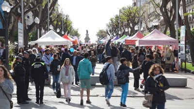 Tarragona es bolca al carrer en el retorn intersetmanal de Sant Jordi
