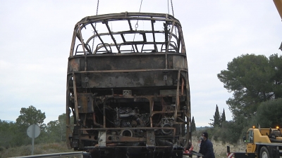 Crema un autocar que transportava treballadors de Repsol