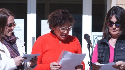 Les mares, referents durant la lectura del manifest a Vila-seca