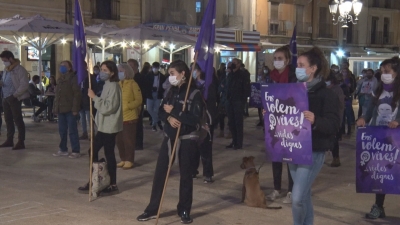 Crit en contra de la violència de gènere a la plaça de la Font