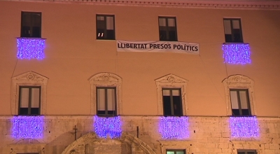 Torredembarra penja per tercera vegada la pancarta que demana la llibertat dels polítics empresonats