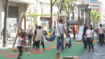 El carrer Ixart estrena el seu parc infantil inclusiu