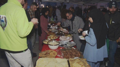 El sopar del Ramadà aplega a Sant Pere i Sant Pau veïns de diversos orígens