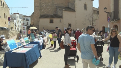 La plaça del Castell de Torredembarra i l&#039;església de Sant Pere, escortats per l&#039;art