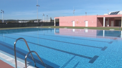 El ple de Torredembarra accepta reiniciar el projecte per cobrir la piscina