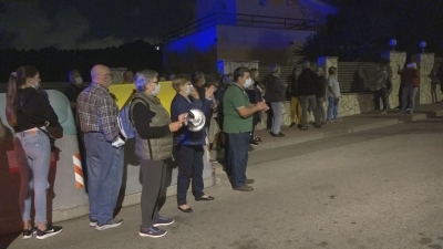 Tercera nit de protesta davant la casa ocupada a Boscos